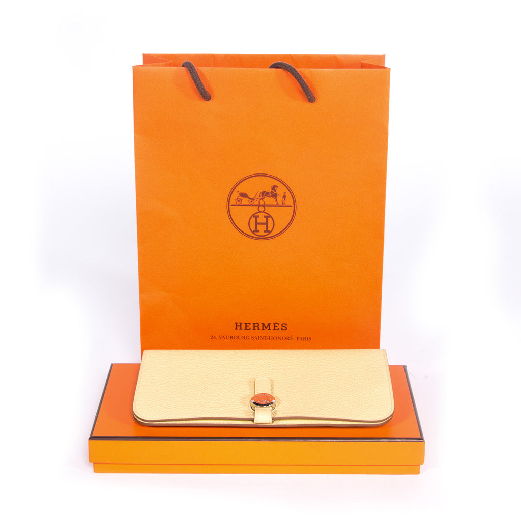 Hermes Recto Verso Dogon Wallet Accessories Hermès - Shop authentic new pre-owned designer brands online at Re-Vogue