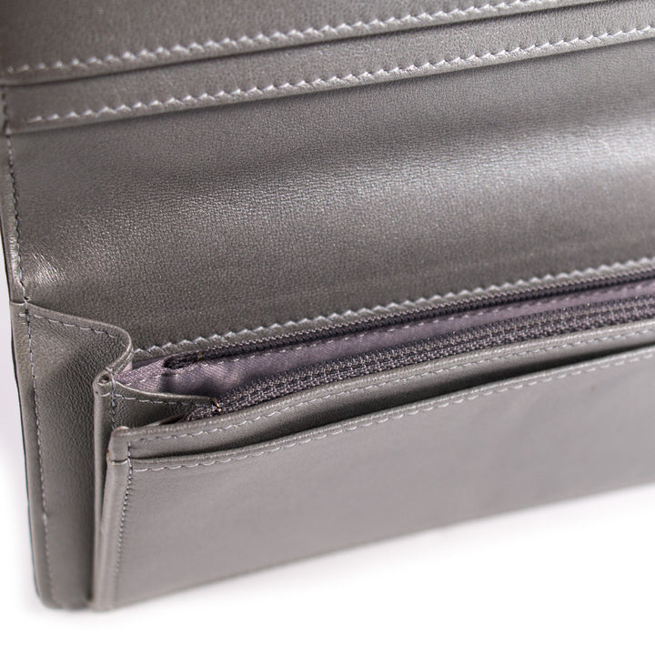 Chanel Camelia Bifold Wallet Accessories Chanel - Shop authentic new pre-owned designer brands online at Re-Vogue