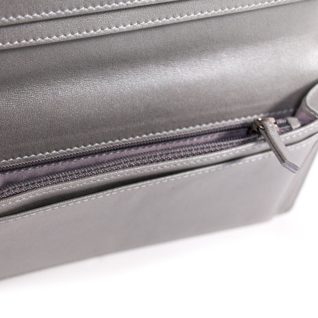 Chanel Camelia Bifold Wallet Accessories Chanel - Shop authentic new pre-owned designer brands online at Re-Vogue